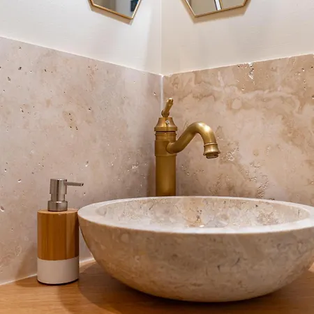 La Perle Ancienne De *